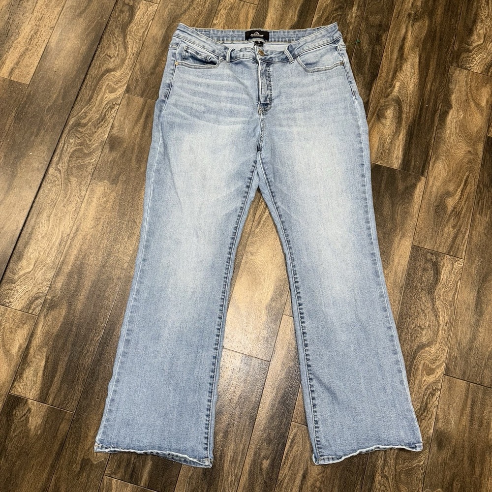 Jordache Women's Mid Rise Curvy Boot Light Wash Denim Jeans Size 18